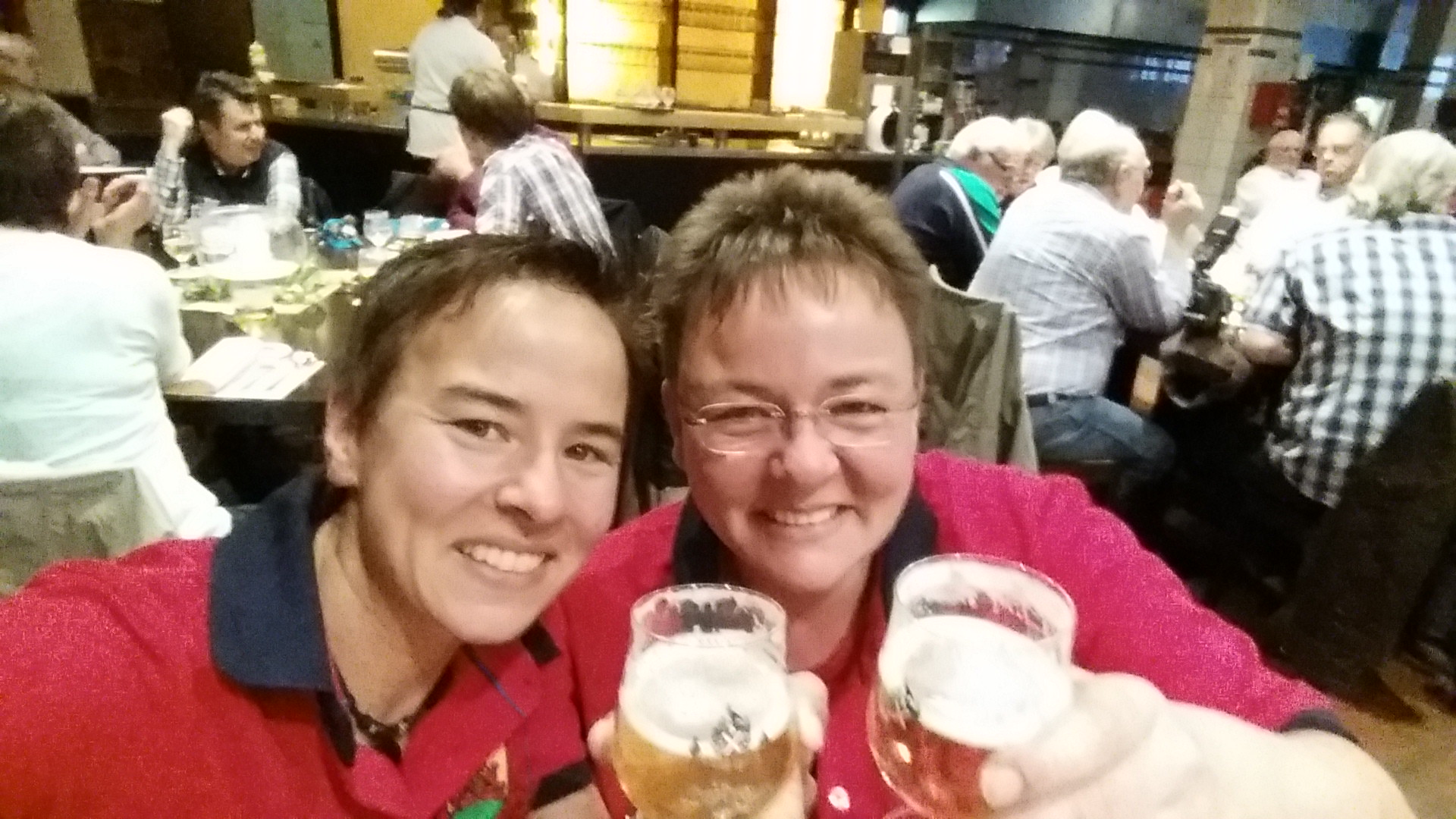 Meike und ich stoßen in der Dortmunder Brauerei an.